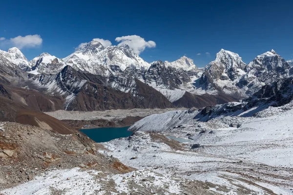 Mount Everest a Gokyo lake krajina pohoří Himálaj krásné scenérie s smaragdově modré — Stock fotografie