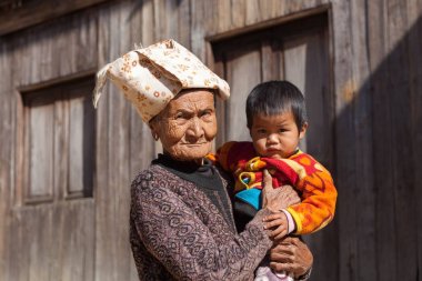 Hsipaw Myanmar 1 Aralık 2014 belirsiz eski palaung kadın çocuk pozlar için kamera ile