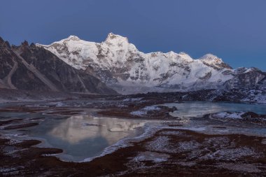 Cholatse karlı Aralık dağ buzultaş göller pitoresk Himalaya manzaraya yansıtan