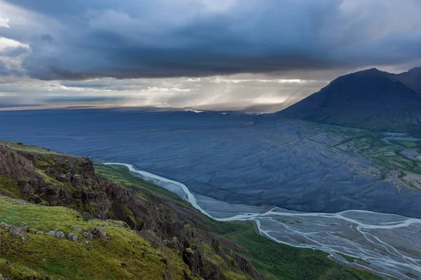 Vista aérea del río glaciar Moraine en el sur de Islandia Desierto volcánico negro muerto que se extiende hasta —  Fotos de Stock
