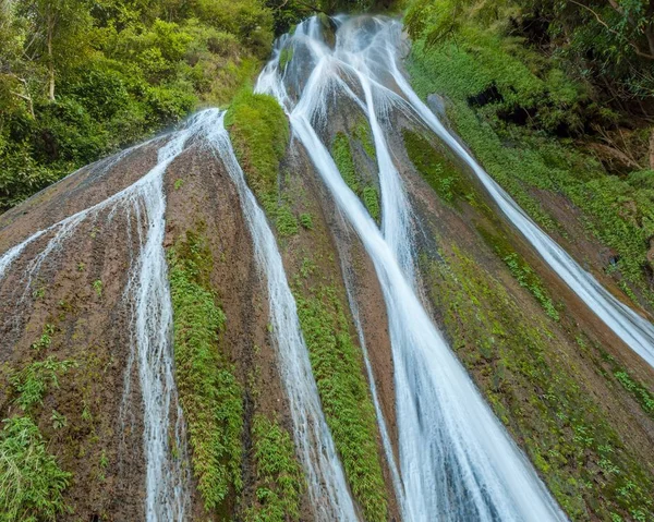 Hermosa cascada en la selva tropical cerca de la ciudad de Hsipaw en Myanmar Versión 2 — Foto de Stock
