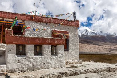 Ladakh Kuzey Hindistan geleneksel Budist tapınağı Dağları ile gompa Tibet Budist tapınağı
