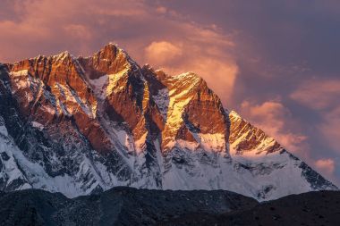 Himalaya Dağları Lhotse Dağı Güney görünümünden üzerine pembemsi bulutlar ile güzel gün batımı