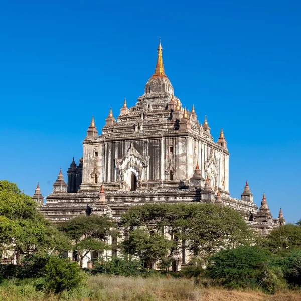 Temple in Bagan Buddhist pagoda with blue sky in Myanmar Version 2 — Stock Photo, Image