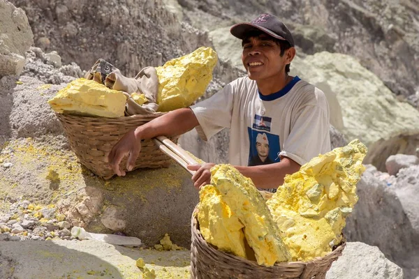 JavaIndonesia  May 8 2015 Sulfur miner in Ijen volcano crater at Java island in Indonesia — Stock Photo, Image