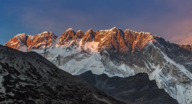 Açık bir günde Lhotse Dağı Güney yüz görünümünden Himalaya Dağları üzerinde güzel gün batımı