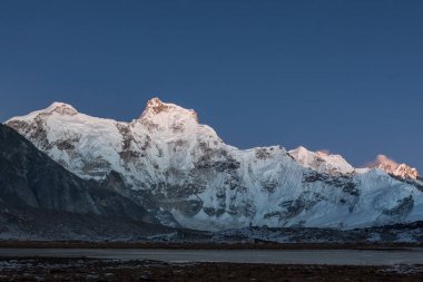 Dağ Cholatse zirvesi Himalayaların Nepal Highlands sahne Dağı nın üzerinde alacakaranlık ışıkları