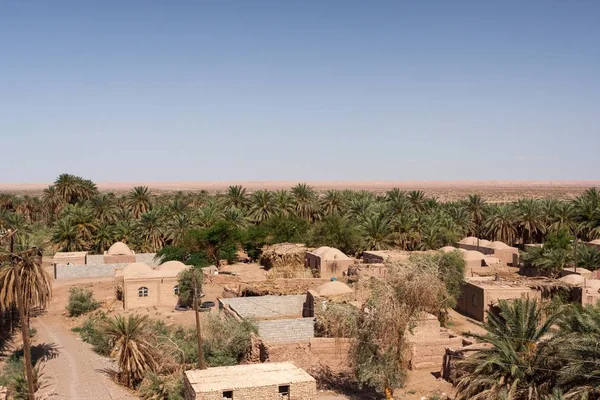 Aldea oasis de Dehseyf en el desierto de Lut Irán Aldea del desierto con casas de adobe y fénix — Foto de Stock