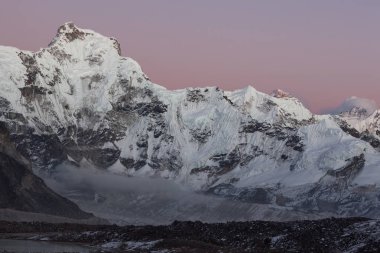 Dağ Cholatse zirvesi Himalayaların Nepal Highlands toplayan üzerinde alt ışıkları