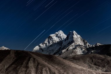 Ama Dablam dağ tepe üzerinde düşen yıldız parlak ay ışığı güzel gece dağ tarafından alev aldı.