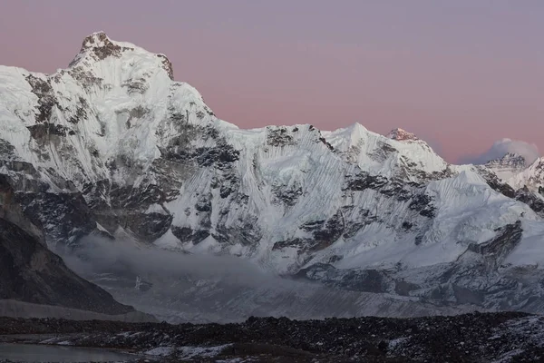 Untergehende Lichter über dem Berg Cholatse Gipfel im Himalaya nepal Hochland Landschaft der — Stockfoto