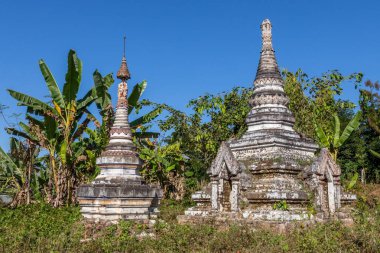 İki eski Budist pagodadan Hsipaw Myanmar eski stupas sürüm 2