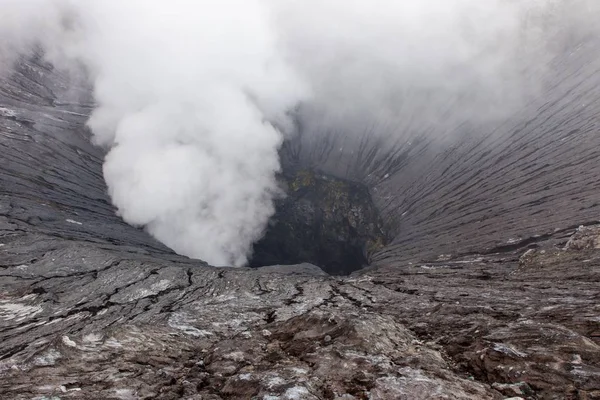 Plyn a páru z kráter sopky Bromo Java ostrov Indonésie verze 2 — Stock fotografie