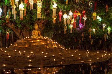 Buda heykeli mumlar ve renkli fenerler çevrili Loy Krathong kutlama Chiang Mai