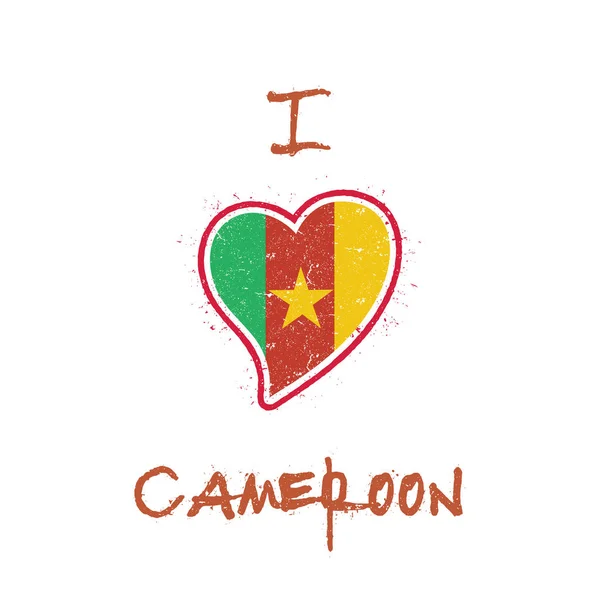 Camerún diseño de camiseta patriótica bandera nacional en forma de corazón Camerún sobre fondo blanco — Vector de stock