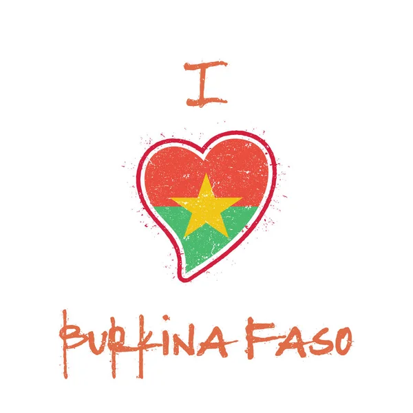 Bandera Burkinabe diseño de camiseta patriótica Bandera nacional en forma de corazón Burkina Faso en blanco — Vector de stock