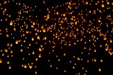 Chiang Mai Tayland sürüm 2 loy krathong kutlama sırasında birden fazla gökyüzü fenerler