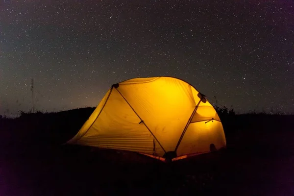 Yellow illuminated tent under night sky Camping at night Version 2 — Stock Photo, Image