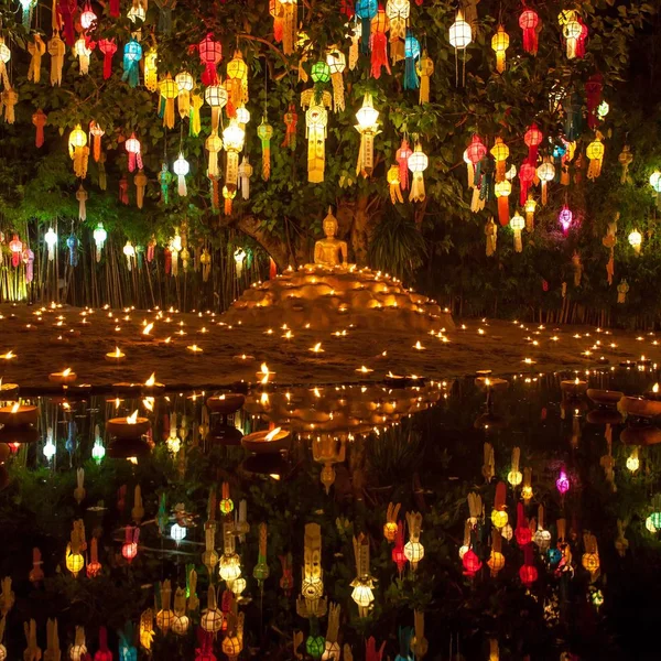 Mumlar ve renkli fenerler güzel altın Buda resim çevrili Buda resim tarafından yaktı