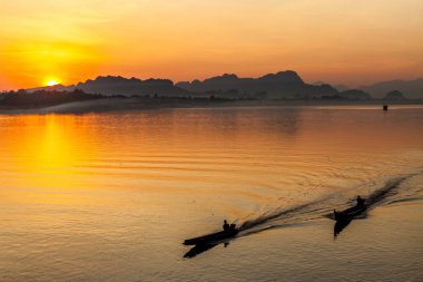 Gün batımı Myanmar sürüm 2 Hpaan ili Salween Nehri'nde iki tekne