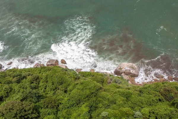 Grön frodig och havet vid Java kusten i Indonesien Version 2 — Stockfoto