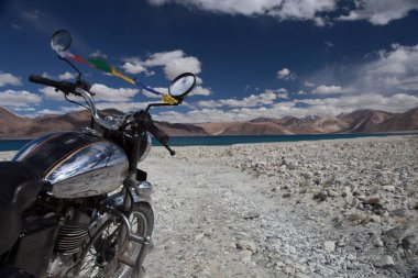 Güzel dağ gölü Pangong gölde Ladakh vintage tarafından arka plan üzerinde Vintage motosiklet