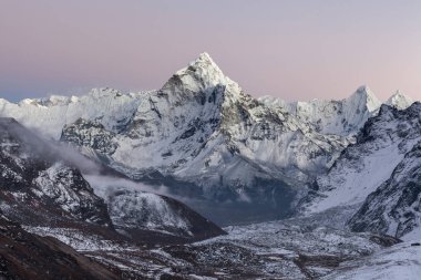 Ama Dablam Dağı üzerinde sabahın erken saatlerinde Himalayalar 'daki Everest Sahil Kampı' nın zirvesinde.
