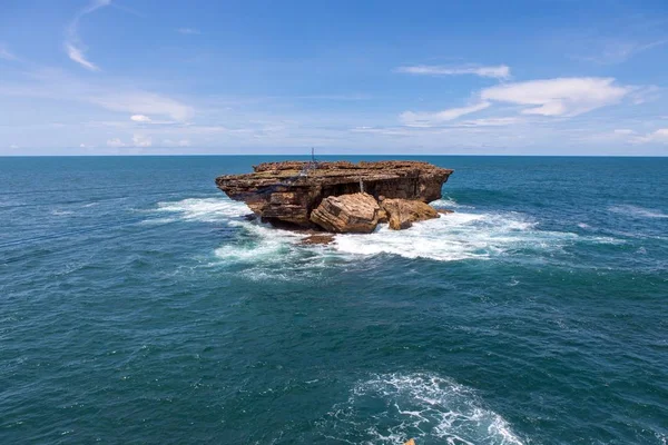 Liten klippö nära Timang beach Java Indonesien Version 2 — Stockfoto