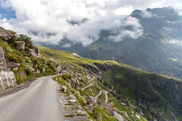 Zigzags of the road from Manali to Rohtang pass North India Version 2 — Stock Photo, Image
