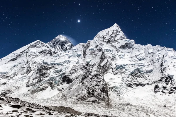 珠峰全景在星光灿烂的夜晚美丽的夜山景观 — 图库照片
