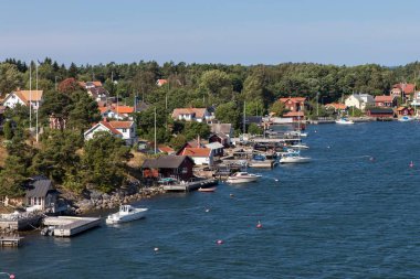 İsveç Baltık kıyı köy evleri ve park edilmiş Yatlar sürüm 2 ile