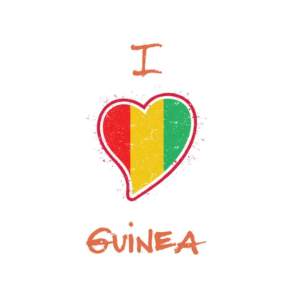 Bandera de Guinea diseño de camiseta patriótica Bandera nacional en forma de corazón Guinea sobre fondo blanco Vector — Vector de stock
