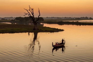 Mandalay ili Myanmar sürüm 2 gün batımında Taungthaman gölde tekne