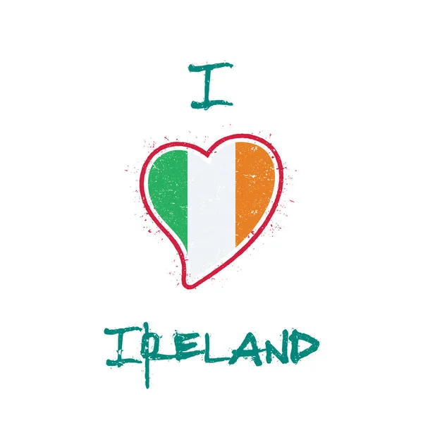 Diseño de camiseta patriótica bandera irlandesa Bandera nacional en forma de corazón Irlanda sobre fondo blanco Vector — Vector de stock
