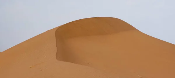 Одна желтая дюна в пустыне Даште-Кавир в Иране Версия 2 — стоковое фото