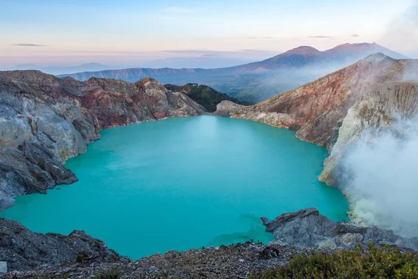 Renkli Ijen'de yanardağ krater Gölü ve Raung volkan sürüm 2 arka plan