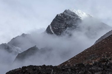 Himalayalar 'daki ünlü Everest Ana Kamp Gezisi' nin sisli siyah kayası.