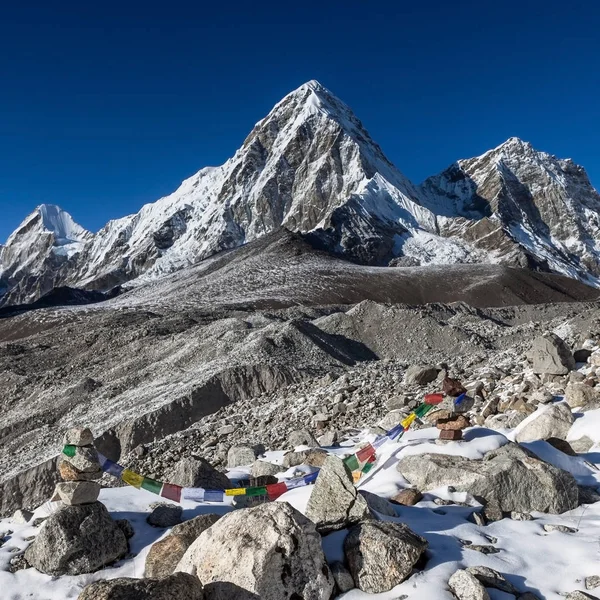 Banderas budistas de oración en cabañas de montaña en la ruta del campamento base del Everest en el Himalaya Nepal — Foto de Stock