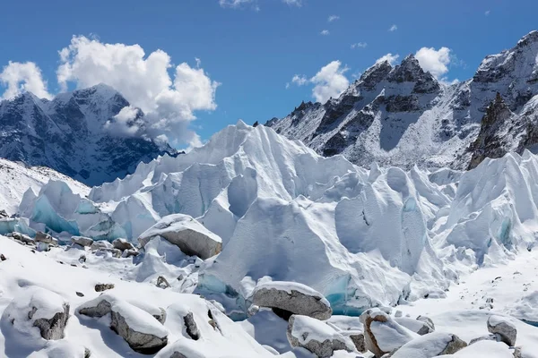 Nahaufnahme des Khumbu-Gletschers im immeresten Basislager himalayas nepal interessantes Foto — Stockfoto