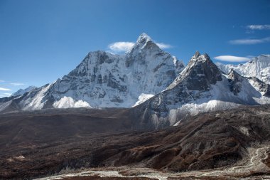 Güzel Ama Dablam dağ manzarasına ünlü Everest Base Camp trek Himalayalar'da