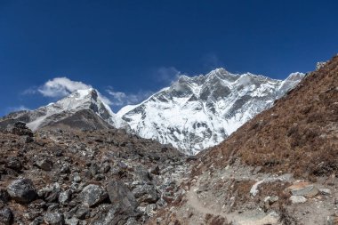 Ufukta Lhotse South Face duvarlı Everest Ana Kamp Gezisi 'nde yürüyüş yolu. Yaratıcı fotoğraf.