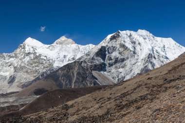 Everest saha kampı: Sagarmatha Milli Parkı'nda giderken ada tepe veya Korece Tse ve Makalu görünümü