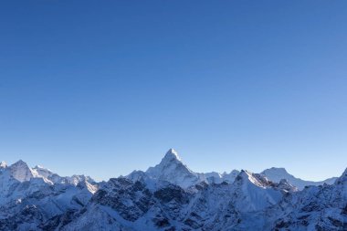Güzel Ama Dablam tepesi sabahın ilk ışıklarıyla aydınlandı. İnanılmaz bir fotoğraf.
