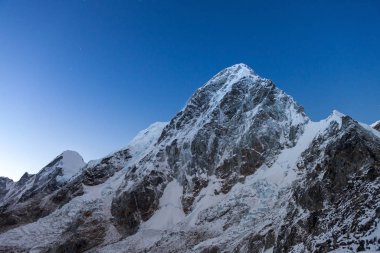 Pumori dağı zirvesi Himalayalar 'daki ünlü Everest Ana Kampı yürüyüşü.