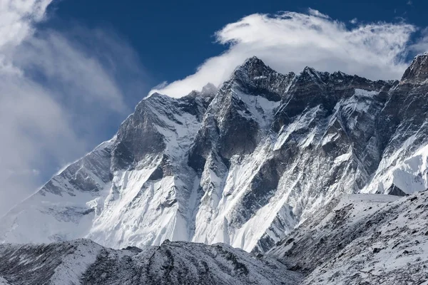 Vista drammatica sulle montagne dell'Himalaya in una giornata nuvolosa Foto brillante — Foto Stock