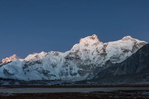 Abendlichter über dem Berg Cholatse Gipfel im Himalaya Nepal ausgezeichnetes Foto — Stockfoto