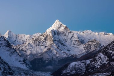 Himalayalar, Nepal 'deki Everest Ana Kampı' nda Dağ Ama Dablam zirvesi. İlginç bir fotoğraf..