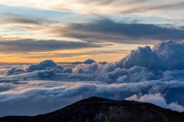 Agung Dağı zirvesi, Bali Adası, Endonezya. Güzel gökyüzü ve bulutlar ve Endonezya 'nın Bali adasının tepesinden Rinjani Dağı..