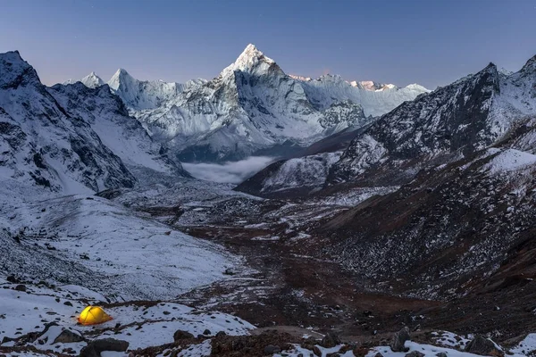 Nächtliches Zelten Der Nähe Des Atemberaubenden Ama Dablam Gipfels Schneebedeckten — Stockfoto