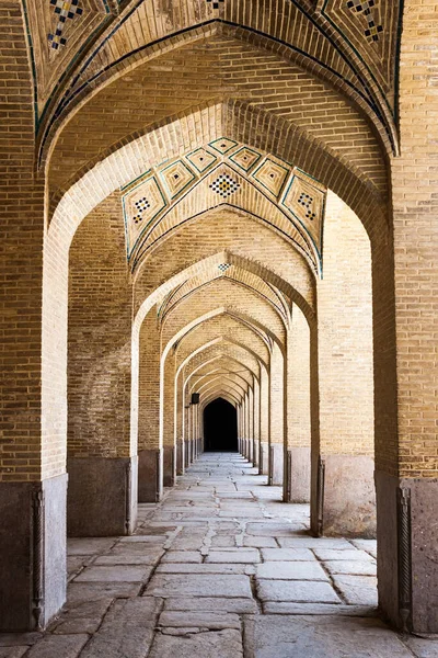 Περσική Αρχαιολογία Σειρά Από Τόξα Στο Ιρανικό Τζαμί Κάθετη Φωτογραφία — Φωτογραφία Αρχείου